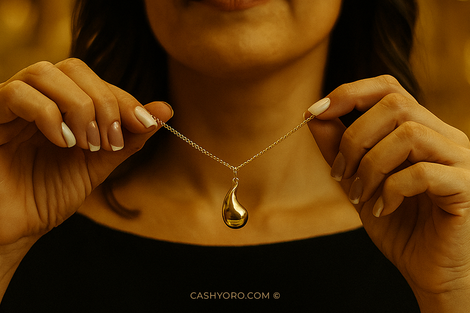 Mujer elegante mostrando cadena de oro con sus manos cash y oro